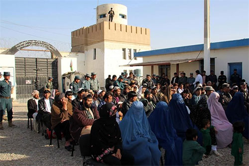 Rescatan a más de un centenar de civiles de una cárcel talibana